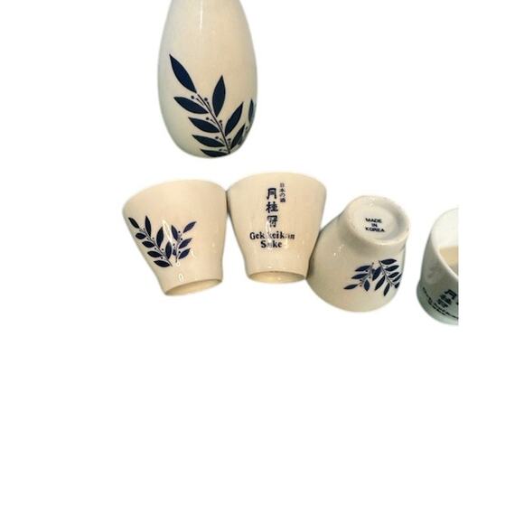 Gek Kei Kan Sake Japenese Carafe and Cups White Blue Ceramic Set - Picture 5 of 8